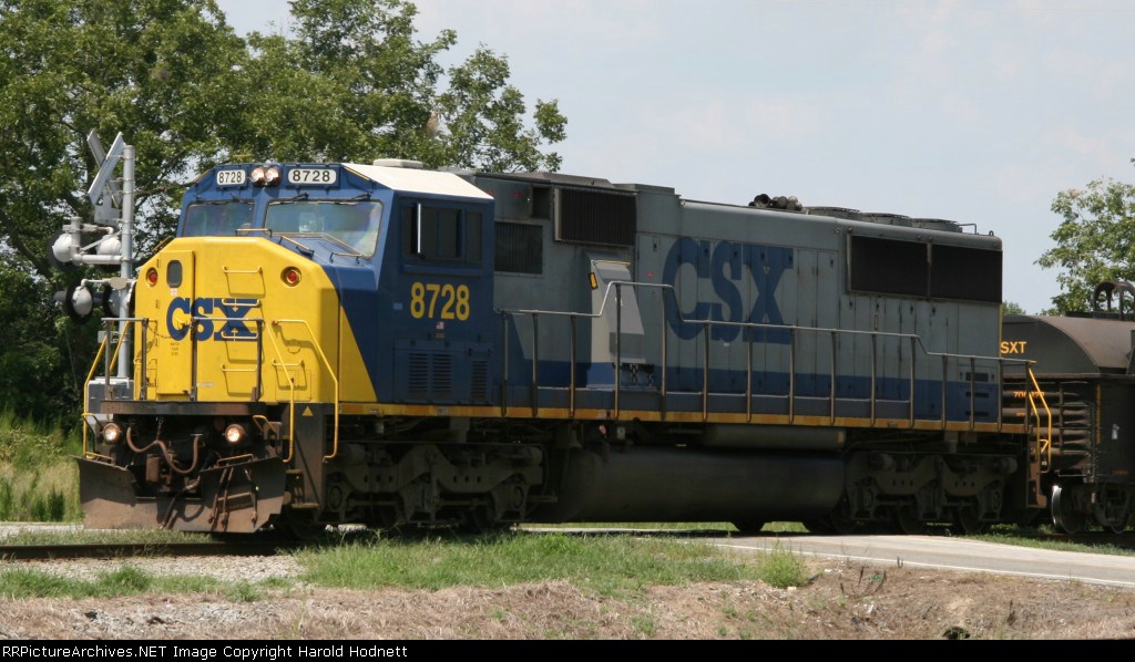 CSX 8728 switches a cut of cars